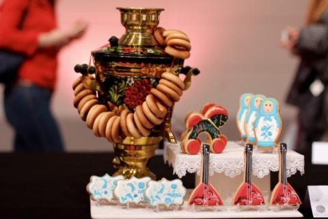 Russian samovar with cookies