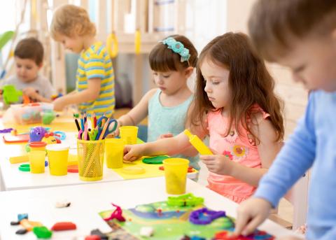 children making an art project.