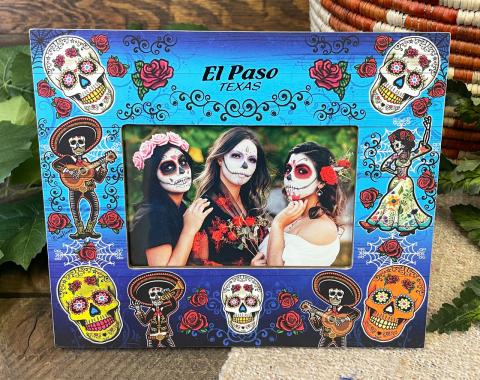 Decora tu propio marco de fotos para celebrar el Día de los Muertos.Decorate your own picture frame to celebrate Dia de los Muertos. 