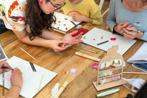 ¡Únete a nosotros para una divertida clase de creación de aretes festivos! Ven a diseñar y hacer tus propios aretes perfectos para las celebraciones de la temporada. Todos son bienvenidos, sin importar tu experiencia en manualidades. ¡No te pierdas la oportunidad de crear algo único para estas fiestas!