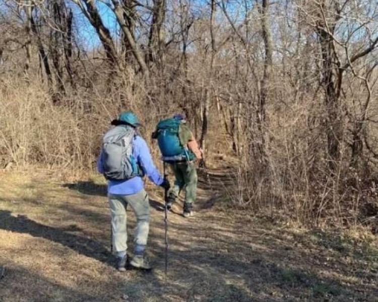 2 hikers on trail